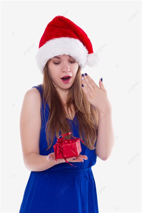 فتاة مبهجة ترتدي قبعة عيد الميلاد تتلقى حزمة شاب احتفل Png صورة للتحميل مجانا