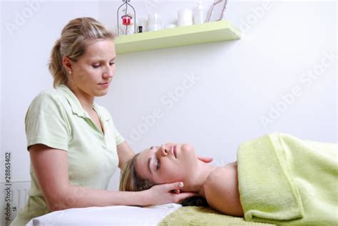 Massage Stockfotos Und Lizenzfreie Bilder Auf Bild 28863402