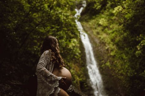 a moody maternity waterfall shoot oahu hawaii maternity photographer — the sophia co