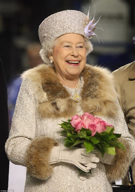وجدان فاشن On Twitter 18 الملكة إليزابيث و قفازها الأبيض المُلازم