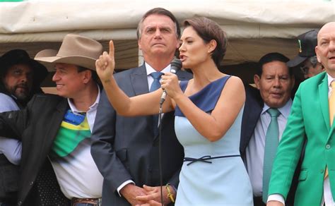 Exclusivo Michelle Bolsonaro está com a bola toda Metrópoles