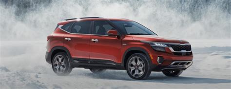 Se muestra el soul turbo 2021 con características opcionales. 2021 Kia Seltos red side view in the snow_o - Kia of Marin ...
