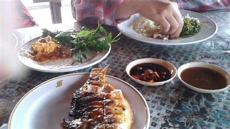 Jika korang sampai pulau lagenda pulau langkawi ketika waktu tengahari, restoran kak ani. Makan Tengahari di Jalan Shapadu (depan Shell) - YouTube