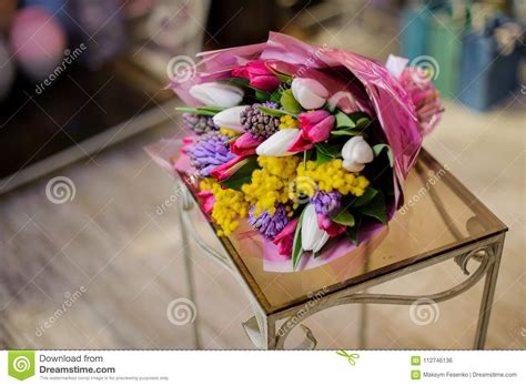 Mazzo di rose bianche e altri fiori piccoli bianchi con verde decorativo. Mazzo Meraviglioso Dei Fiori Bianchi, Rosa, Viola E Gialli ...