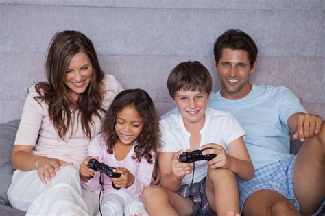 Familia Feliz Jugando Videojuegos Foto Premium