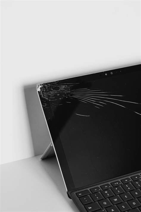 Download Crack On Broken Computer Screen Wallpaper