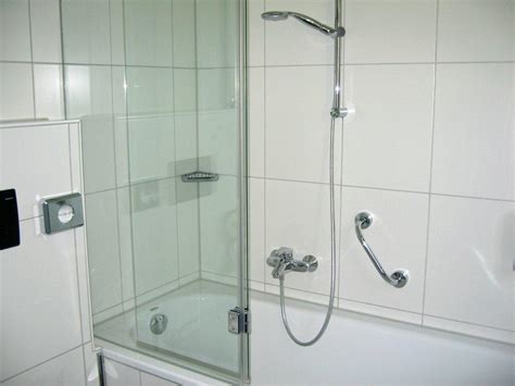 Mit einer duschwand für die badewanne können sie ganz nach belieben duschen oder baden. Bild "Badewanne mit dichter Duschwand" zu Stadthotel ...