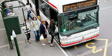 Le Smartphone Devient Utile Pour Prendre Le Bus