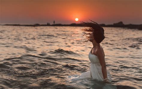 Hintergrundbilder Sonnenlicht Frau Sonnenuntergang Meer Ufer