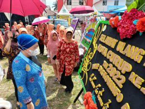 Ketua Pkk Dan Ketua Dwp Rl Tinjau Langsung Lomba Merangkai Papan Ucapan Hut Kota Curup