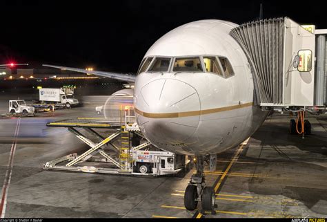 N777ua United Airlines Boeing 777 200er At San Francisco Intl Photo