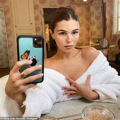 Lori Loughlins Daughter Olivia Jade Really Embarrassed By Staged Rowing Machine Pics