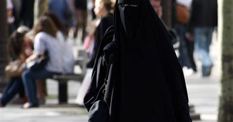 10 Jahre Burkaverbot In Frankreich Und Die Verschleierung Sorgt Immer Noch Für Debatten