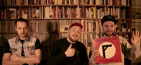 Die band besteht aus den rappern koljah kolerikah (kolja podkowik), panik panzer (tobias pongratz) und danger dan (daniel pongratz) und steht beim label jkp unter vertrag. Die Antilopen Gang versammelt Punkrock-Deutschland auf ...