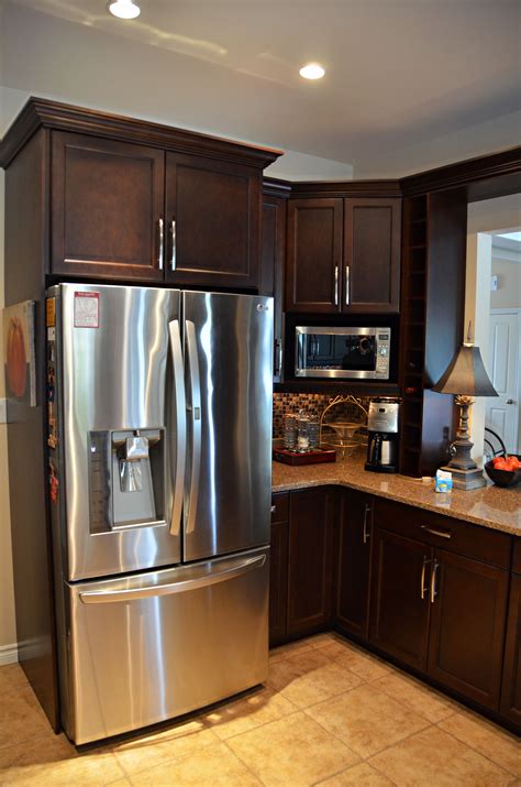 Our stock of cabinetry includes wall cabinets that hang above counters to store dishes, glasses, baking supplies, and more. 24" deep cabinet over the fridge makes this cabinet accessible-royalhomes.com (con imágenes ...