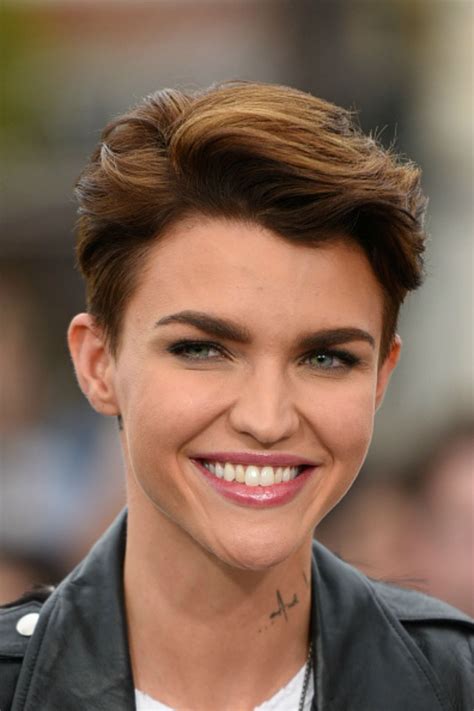 Julianne hough short hairstyle for thick hair here is a great short hairstyle for round face shapes. Pin on Hair
