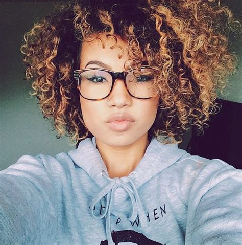 Bantu knots are actually small coiled buns, so you don't have to worry about tangling your hair with this fun style. 3 Hot Curly Hair With Blonde Highlights Pics That Will ...