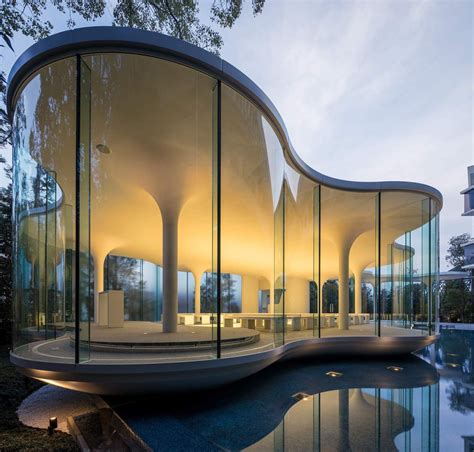 ほぼ全面を曲面ガラスが覆う 家のデザイン 現代建築 インテリアアーキテクチャ