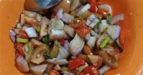 Assalamualaikum, pagi pagi pengen makan gorengan tp ditemani sama sambal yg pedas manis asem,bahan2 nya kebetulan ada semua, bahkan cabe tomat dan jeruknya hasil petik dari belakang rumah, bikin nya mudah banget tinggal potong2 dan campur. Resep 87. Sambal Colo-Colo oleh Etty Hentihu - Cookpad