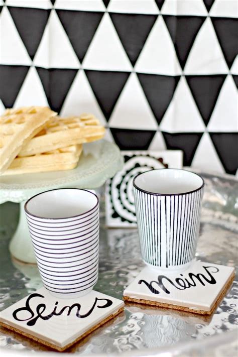 Die fliese wird nach dem bemalen erneut gebrannt und eignet sich auch zum gebrauch als untersetzer oder als wandbild. DIY Fliesen - Untersetzer | Diy fliesen, Untersetzer und ...