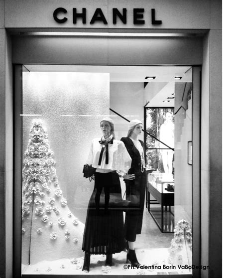 Chanel Window Display In Venice December 2015 Design Café Front Design