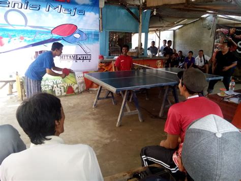 Pelaksaan lomba tenis meja, balap sarung, joget balon, lomba engrang, lomba memindahkan sagu. Lomba Tenis Meja terbuka di Gowah Blimbing paciran ...
