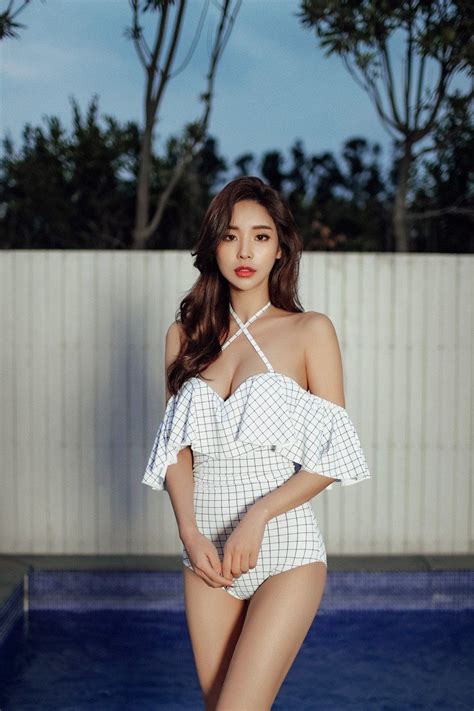 Korean Swimsuit Model Has A Figure So Curvy It S Making Her Famous Koreaboo Korean Model