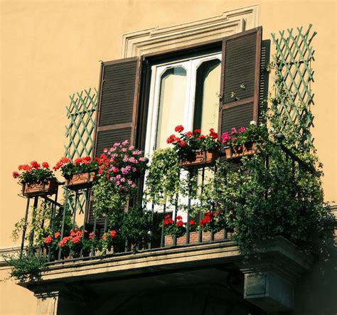 15 Amazing Balcony Decor Ideas For Christmas