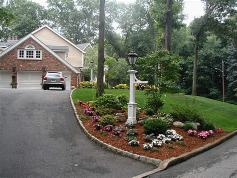 Your entrance is an important part of your landscape because it gives the first impression and friendliness to your home and neighbors. Driveway Gardens | LandscapeAdvisor