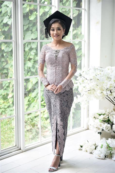 Model kebaya modern warna pastel akan terkesan lembut dan feminisme. Kebaya for graduation | Model dress kebaya, Model kebaya, Kebaya lace