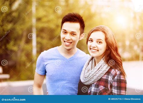 Jeune Sourire De Couples Photo Stock Image Du Occasionnel 48535716