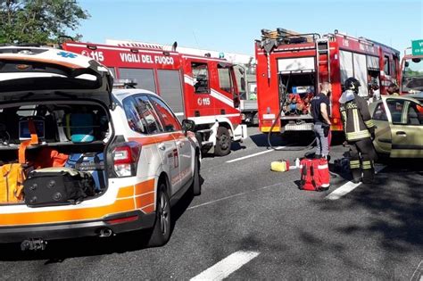 Come visibile dalla foto di autostrade per l'italia, è in corso l' intervento per rimuovere i detriti, prestare i dovuti soccorsi, accertare le dinamiche e gestire la viabilità in autostrada a1. San Donato, grave incidente stradale tra un furgoncino e ...