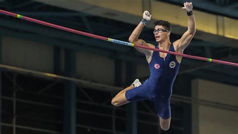 Milli atlet ersu şaşma, polonya'da devam eden 2021 avrupa salon atletizm şampiyonası'nda sırıkla atlama seçmelerini geçerek finale kaldı. Milli atlet Ersu Şaşma, Avrupa Şampiyonası'nda finale ...