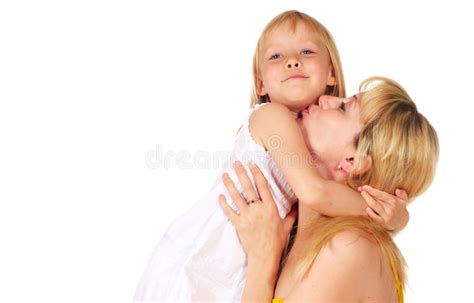 Madre Che Bacia Il Suo Neonato Di Risata Fotografia Stock Immagine Di Generazione Famiglia