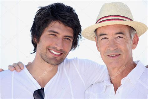 Two Men With Their Arms Around Each Others Shoulders — Stock Photo
