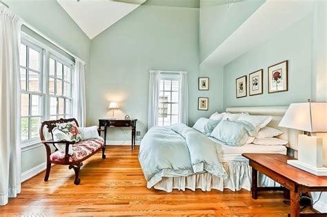 Eine entspannte atmosphäre entsteht durch beruhigende farben wie borrowed light (ein blass leuchtendes hellblau) oder mizzle (ein sanftes graugrün). Wandfarbe im Schlafzimmer - 105 Ideen für erholsame Nächte ...
