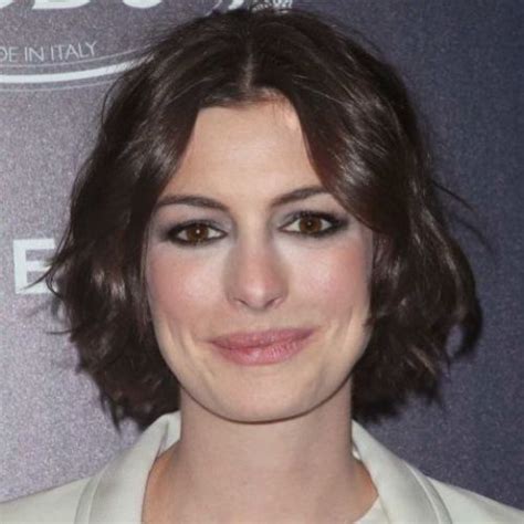 11 Anne Hathaway Short Hairstyles Pixie Cut And Bob Haircut