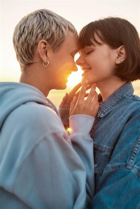 Jonge Lesbische Echtpaar Met Een Romantisch Moment Twee Meisjes Gaan Kussen Terwijl Ze Samen