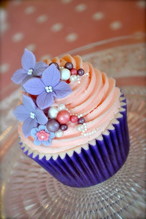 Pretty Flowers And Pearls Cupcake Yummy Cupcakes Beautiful Cakes Pretty Cupcakes