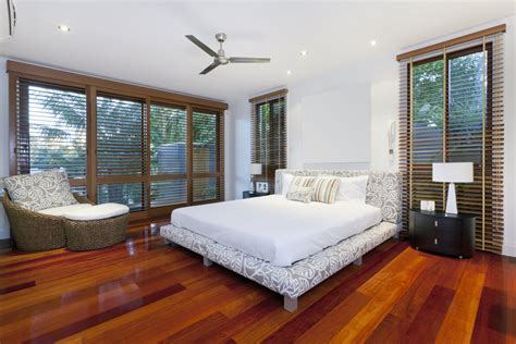 Choosing engineered wood flooring for your bedroom does not mean you are limited in choice. Modern master bedroom with wood floors - Interior Design Ideas