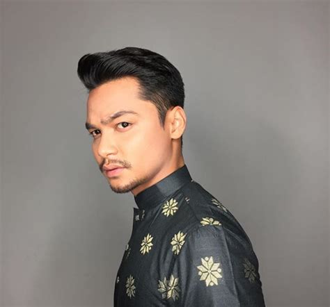 Style rambut lelaki ini pastinya tidak lengkap jika tidak dikenakan dengan produk perapi rambut atau bahasa mudahnya ialah minyak rambut. Gaya Rambut Artis Lelaki Malaysia