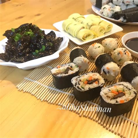 Kemudian taruh lembaran nori di atas penggulangan. Cara untuk membuat Homemade Sushi dengan Mudah - My Resepi
