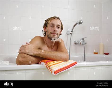 junger mann in badewanne nahaufnahme portrait stockfotografie alamy