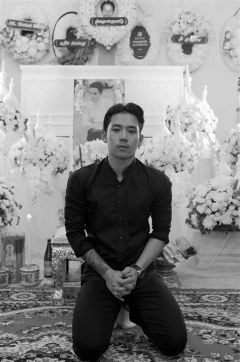 Rip น้องรัก โรเบริต์ สายควัน รอพี่หน่อยไม่ได้หรือครับน้อง.พี่อยู่หัวหิน.พี่ทิ้งทุกอย่างแล้วเตรียมตัวกลับ กทม เกิดชาติหน้า. เบิ้ล ปทุมราช เผยความในใจถึง โรเบิร์ต ปล่อยโฮกลางงาน