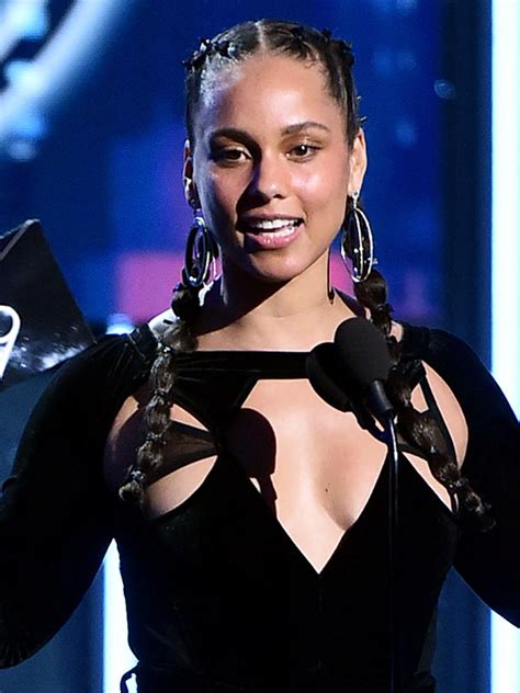 Alicia Keys Sigue Repite Su No Make Up Look En La Gala De Los Grammy