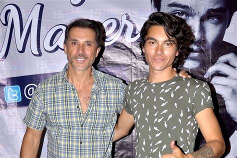 Finalmente, sergio mayer dejó en claro que más allá de lo que digan en su contra, él seguirá respaldando a ginny hofmann y su hija alexa parra en contra del padre de la joven. Sergio Mayer defiende a su hijo de Natália Subtil | e ...