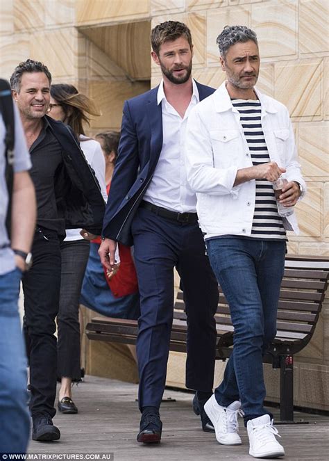 Chris Hemsworth Wears A Suit In Sydney Daily Mail Online