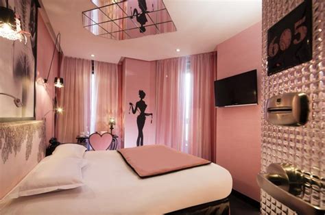 L Hôtel Sexy Des Péchés Capitaux Et Miroir Au Plafond à Paris