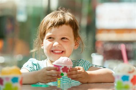 Una Bambina Di 3 Anni Sogna Di Mangiare Cupcake Ma Pensa A Una Dieta