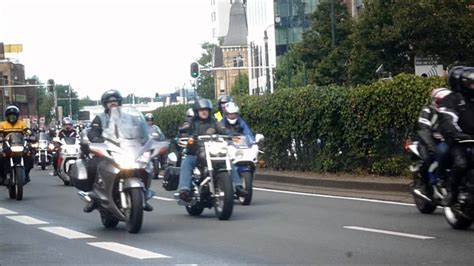 Bruxelles paralysée par les éboueurs. Manifestation Bruxelles motards en colere FBMC 22 septembre 2012 - Arrivée Ganshoren - YouTube